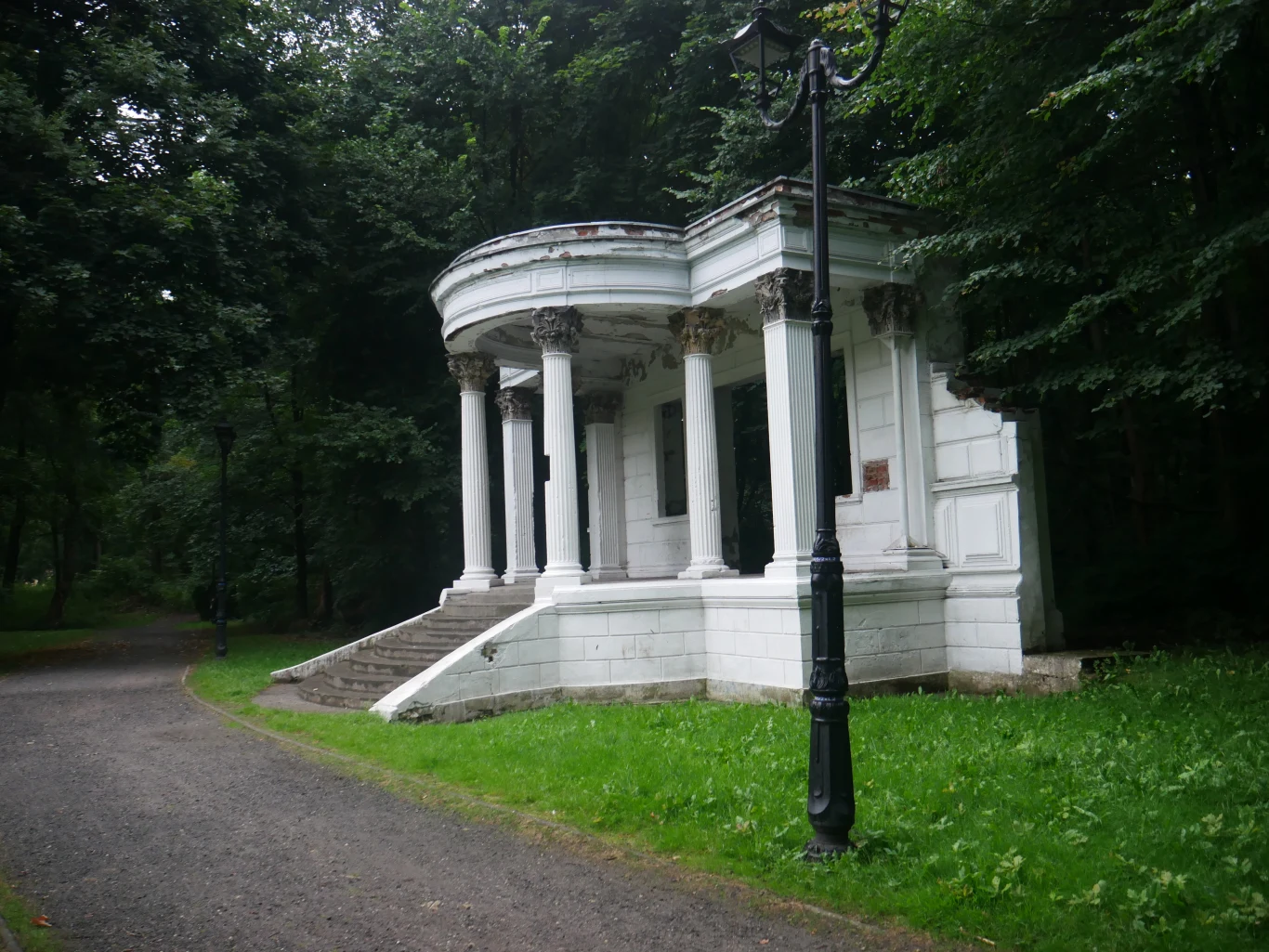 Po pałacu w Sławęcicach niewiele zostało. W parku znajduje się portyk. Klasyczny, biały pawilon z kolumnami otoczony zielonym parkiem. Obiekt posiada półokrągły portyk z czterema kolumnami oraz schody prowadzące do wejścia. W tle gęste drzewa, a obok pawilonu biegnie żwirowa alejka. Przed budowlą stoi latarnia.