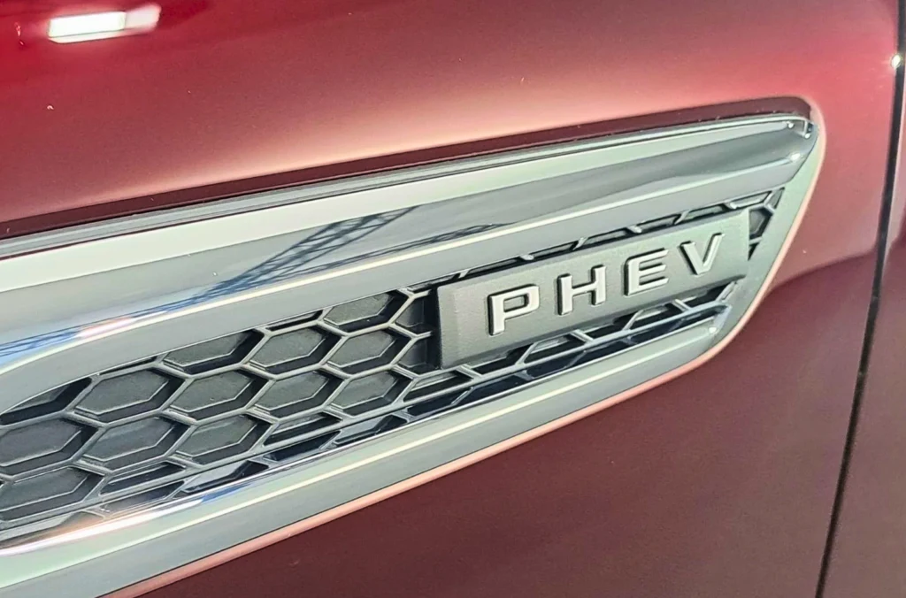 Jak długo wytrzymuje akumulator w hybrydzie plug-in?