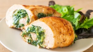 Smakowite roladki z kurczaka nadziane szpinakowym farszem