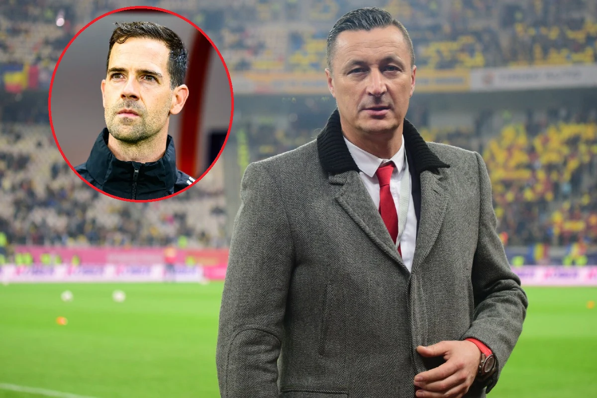 Mężczyzna w szarym płaszczu i czerwonym krawacie stoi na stadionie piłkarskim, w tle trybuny z kibicami. W lewym górnym rogu widoczna okrągła wstawka ze zdjęciem innego mężczyzny o poważnym wyrazie twarzy.