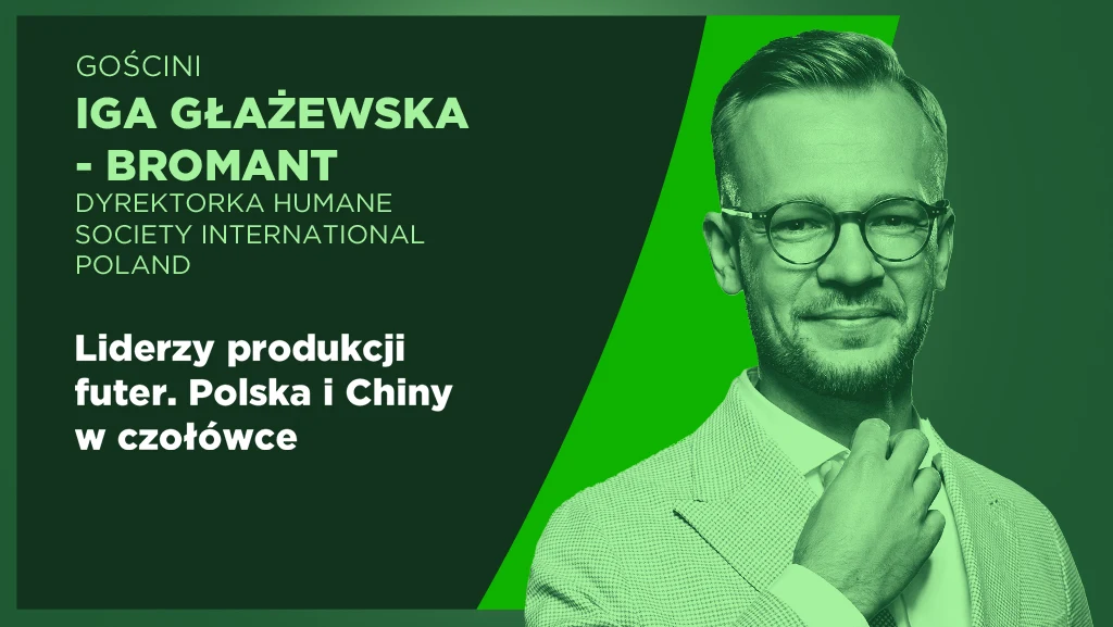Czy Polacy kupują futra naturalne? Mężczyzna w okularach i garniturze stojący na zielonym tle obok tekstu informującego o udziale Igi Głażewskiej-Bromant, dyrektorki Humane Society International Poland, oraz wzmiance o Polsce i Chinach jako liderach produkcji futer.