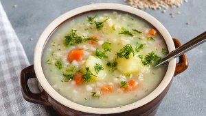 Najzdrowsza zupa PRL wraca do łask. Pomaga zachować szczupłą sylwetkę, a na jelita działa jak balsam