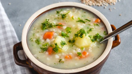 Najzdrowsza zupa PRL wraca do łask. Pomaga zachować szczupłą sylwetkę, a na jelita działa jak balsam