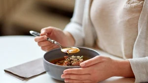 Zmniejszenie porcji każdego posiłku ograniczy ilość zjadanych kalorii, a to z kolei ułatwi redukcję masy ciała