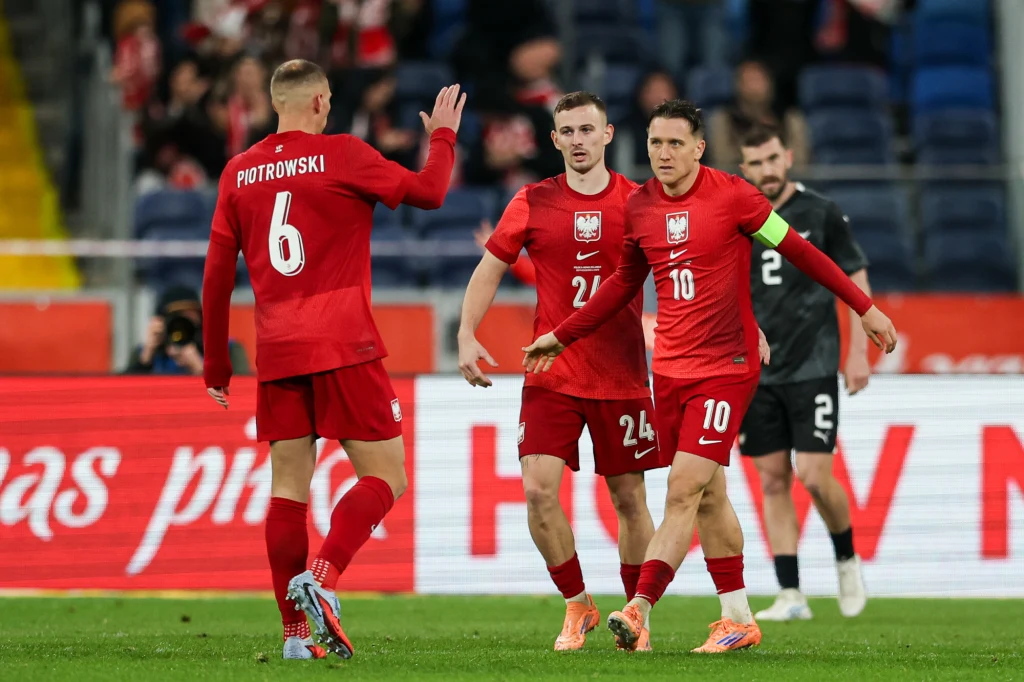 Kacper Kozłowski (w środku) Kacper Kozłowski (w środku)