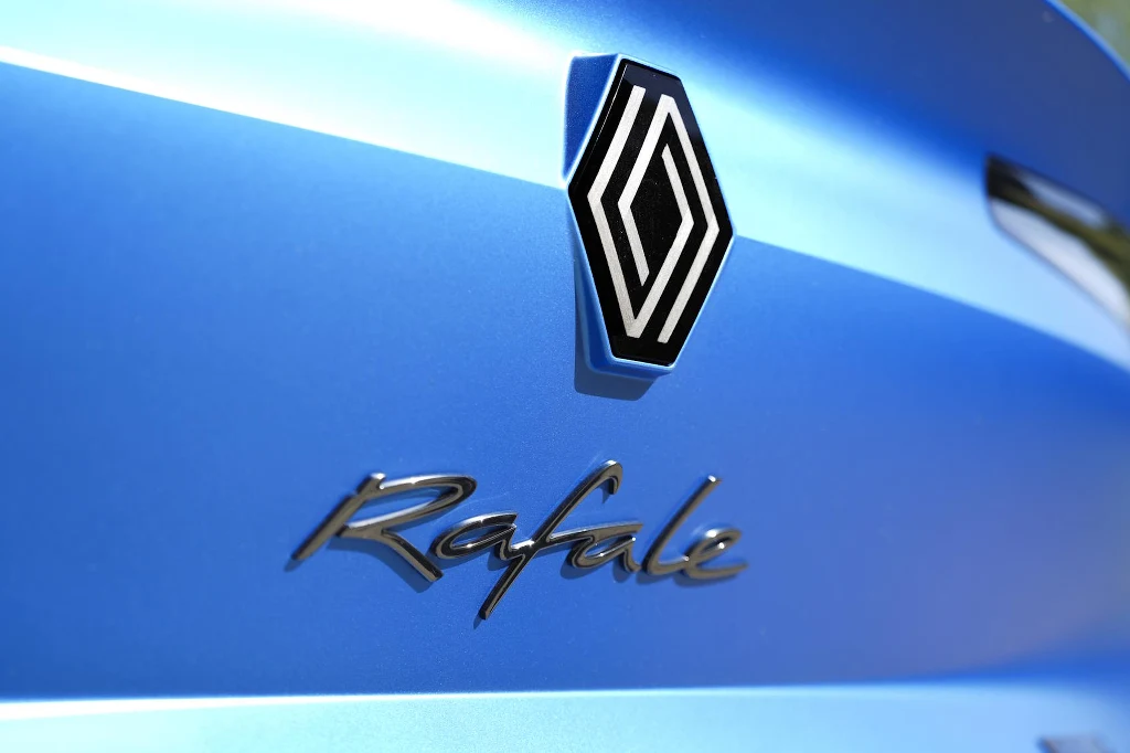 Renault Rafale posiada w swoim nadwoziu sporo atrakcyjnych detali