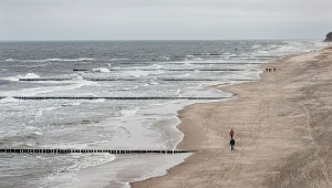 Uwalniają go silne wiatry i sztormy. Zaczyna się sezon nad Bałtykiem
