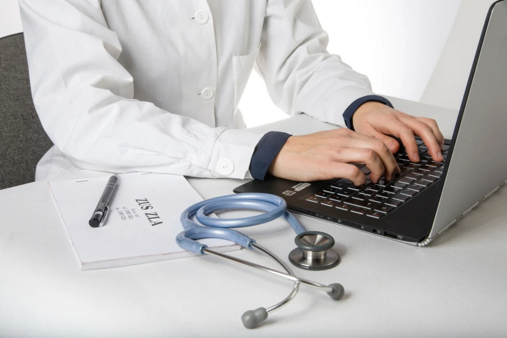 Kod "C" na zwolnieniu, czyli zaświadczeniu lekarskim (e-ZLA), wskazuje, że niezdolność do pracy wynika z nadużycia alkoholu.