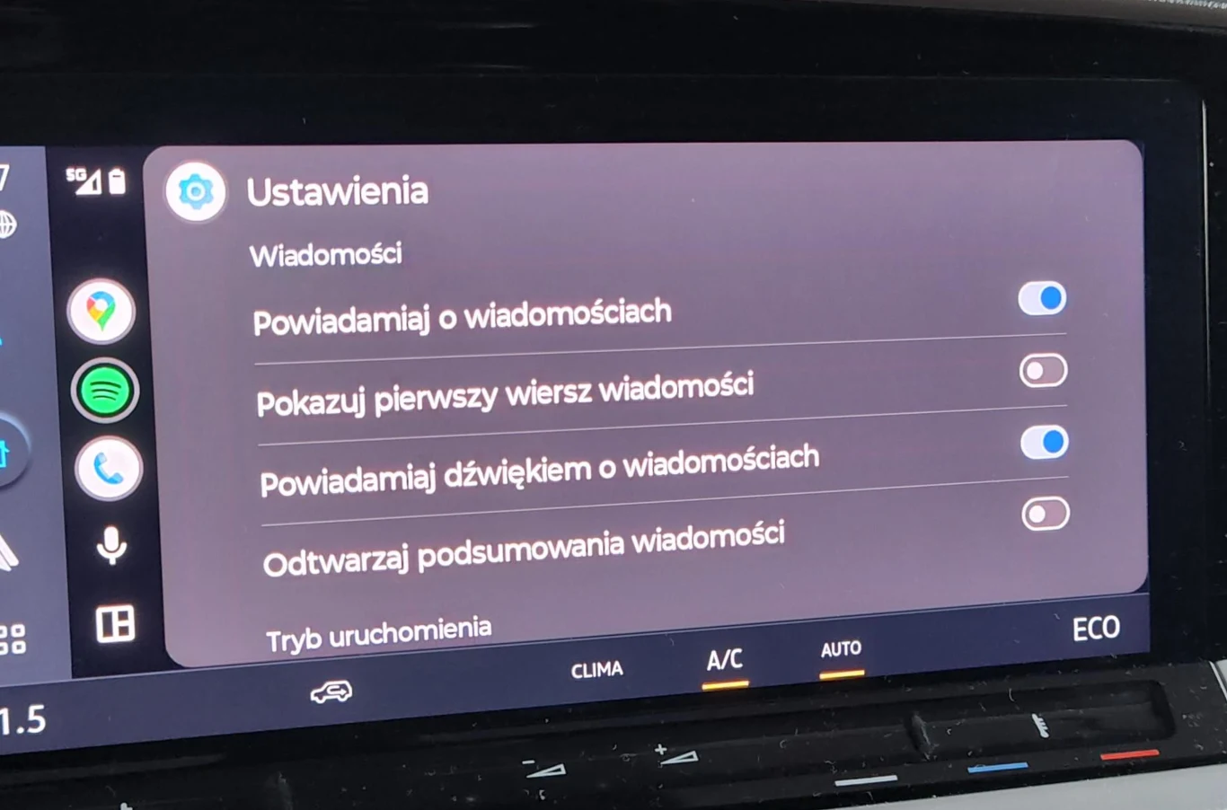 Panel ustawień systemu multimedialnego w samochodzie, z aktywnymi opcjami dotyczącymi powiadomień o wiadomościach, pokazywaniem pierwszego wiersza, dźwiękowymi powiadomieniami i odtwarzaniem podsumowania.