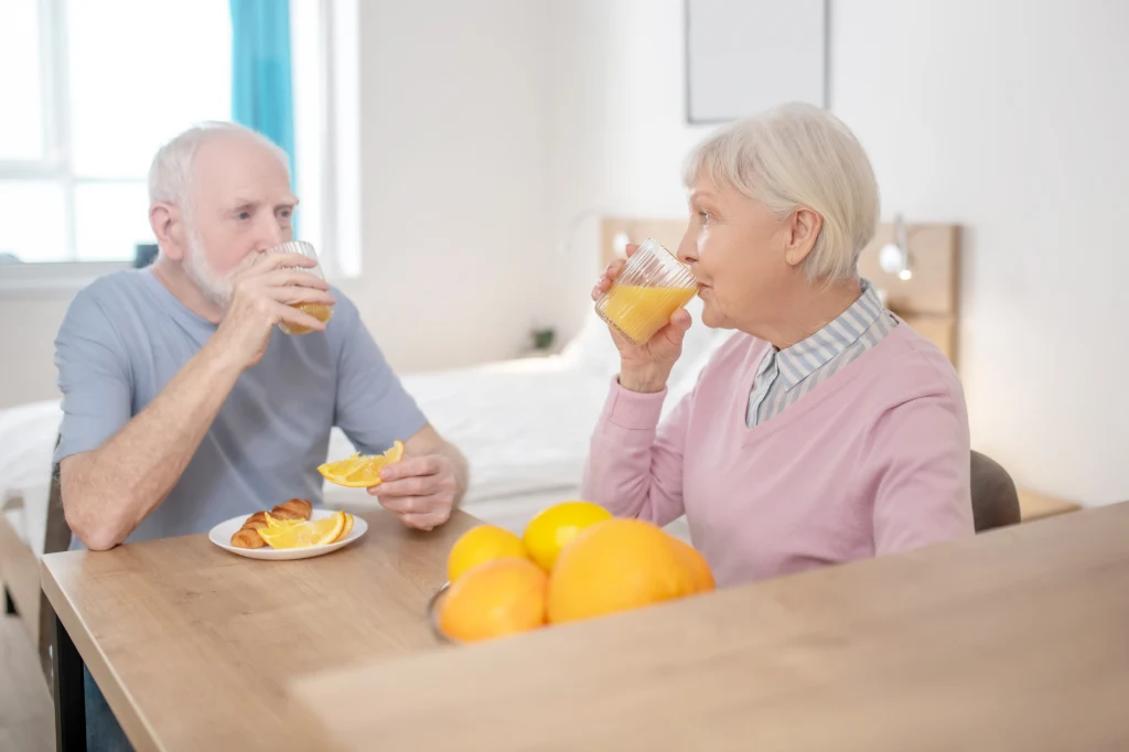 Różnorodna i zbilansowana dieta to podstawa zdrowia. Seniorzy śmiało mogą włączyć do niej popularny owoc o cennych właściwościach