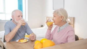 Różnorodna i zbilansowana dieta to podstawa zdrowia. Seniorzy śmiało mogą włączyć do niej popularny owoc o cennych właściwościach