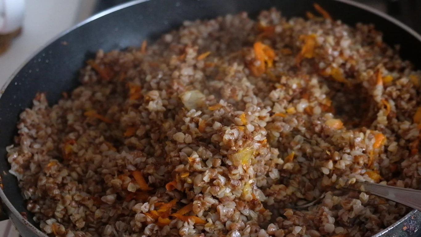 Kasza gryczana do obiadu, do farszu, do wypieków? Każda opcja jest doskonała Kasza gryczana wymieszana z tartą marchewką i cebulą smażona na patelni.