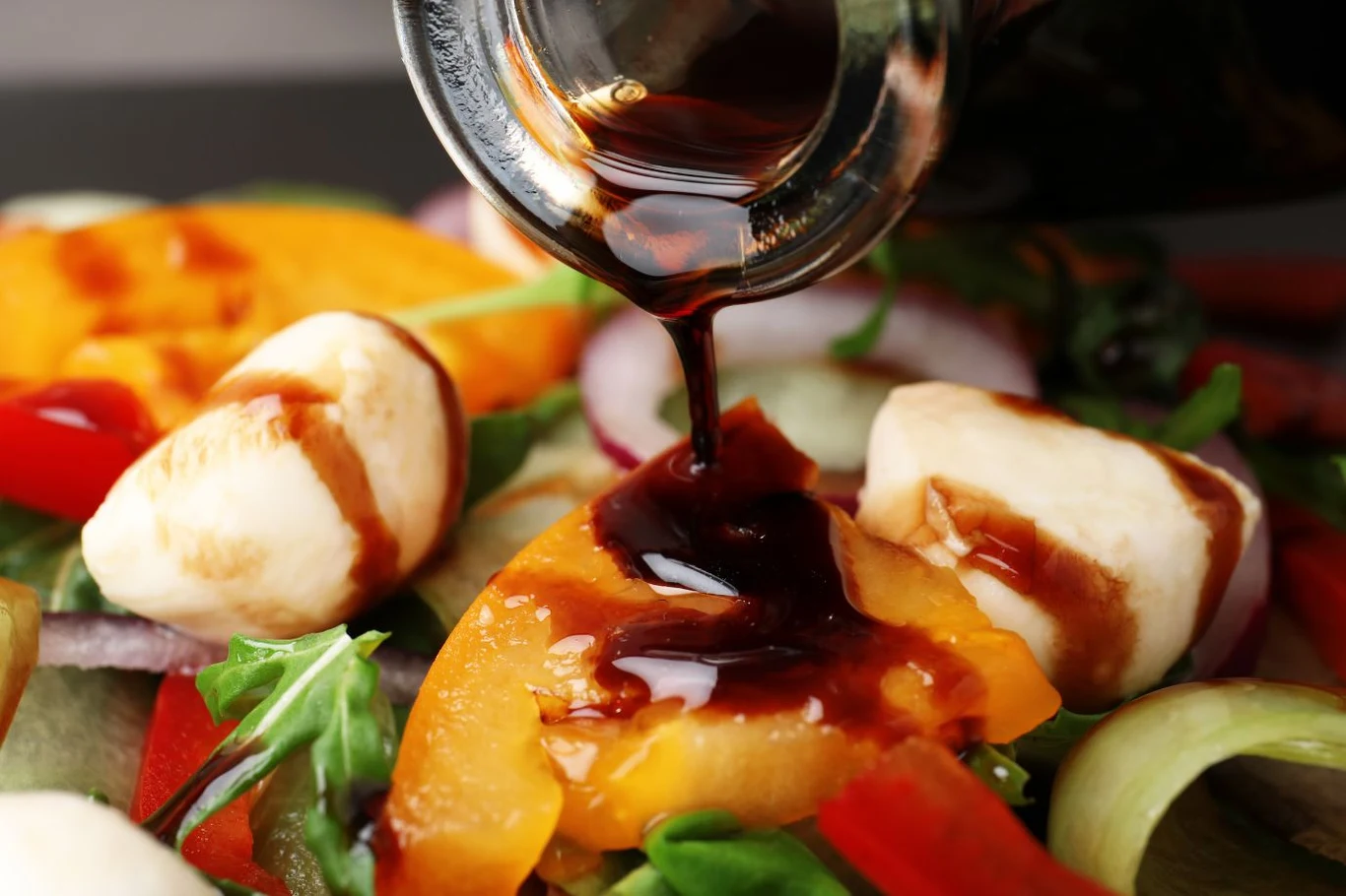 Ocet balsamiczny wspaniale pasuje jako dressing do sałatek Ocet balsamiczny wspaniale pasuje jako dressing do sałatek