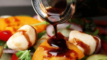 Ocet balsamiczny wspaniale pasuje jako dressing do sałatek