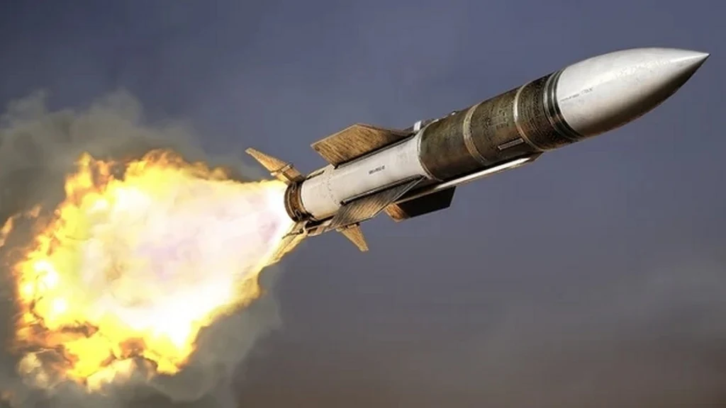 USA przetestowały atomowy Minuteman III. Sygnał dla Rosji i Chin Rakieta w locie, z widocznym płomieniem z silnika, tło stanowi niebo o przyciemnionych barwach.