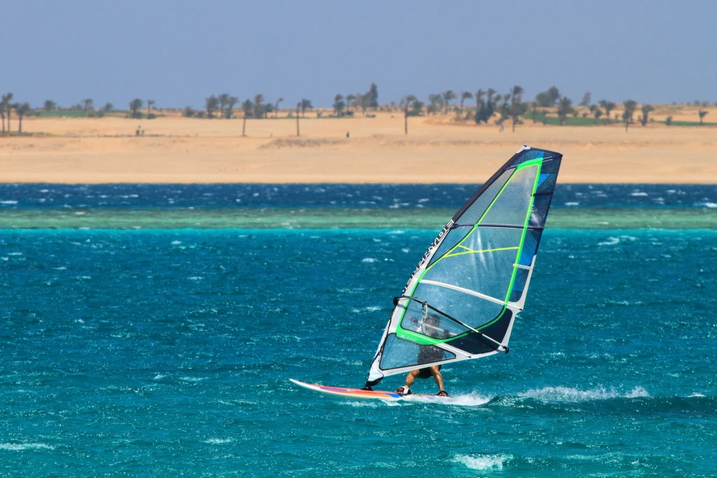 Soma Bay, kurort w Egipcie nad Morzem Czerwonym, zachwyca podróżników naturalnymi krajobrazami, krystalicznie czystą wodą i surowymi górami pustyni