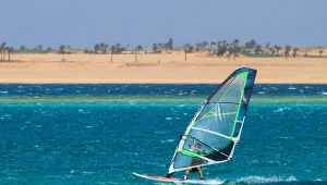 Soma Bay, kurort w Egipcie nad Morzem Czerwonym, zachwyca podróżników naturalnymi krajobrazami, krystalicznie czystą wodą i surowymi górami pustyni