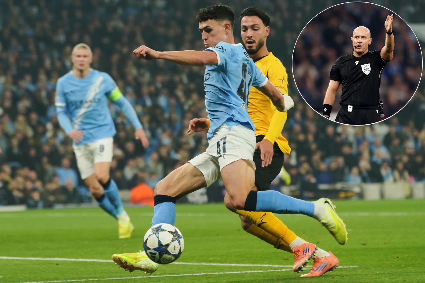 Liga Mistrzów. Phil Foden stał się jednym z bohaterów Manchesteru City w starciu z Borussią Dortmund. Arbitrem tego hitu był tymczasem Szymon Marciniak Piłkarz Manchesteru City w trakcie walki o piłkę z zawodnikiem drużyny w żółtych strojach, na drugim planie zawodnicy oraz sędzia pokazujący gest w okrągłym kadrze.