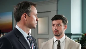 Bruno (Lesław Żurek) jasno da Justinowi (Jasper Sołtysiewicz) do zrozumienia, że nie podoba mu się jego opieszałość w szukaniu inwestorów