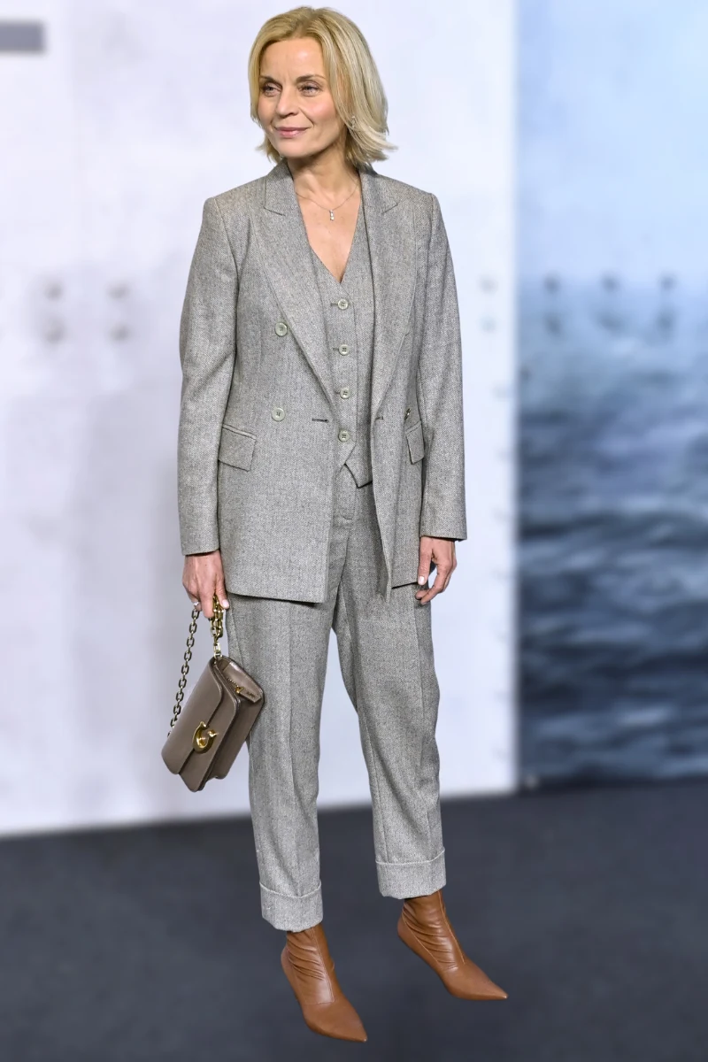 Małgorzata Foremniak na premierę serialu wybrała szary garnitur z kamizelką