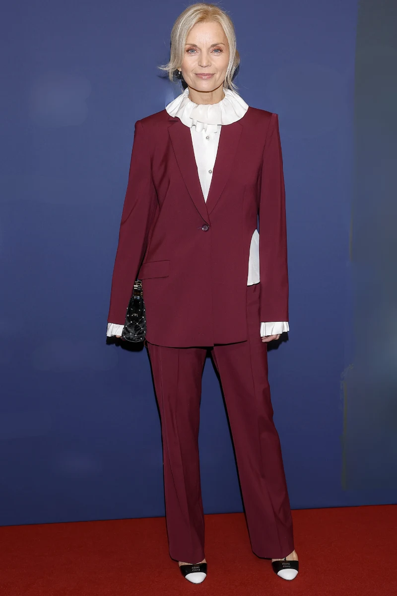 Małgorzata Foremniak w modnym bordowym garniturze z dodatkami w stylu retro