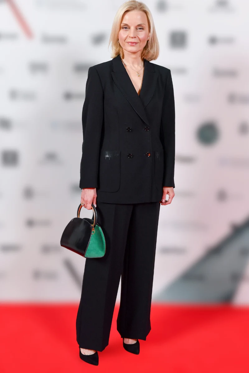 Małgorzata Foremniak w klasycznym czarnym garniturze