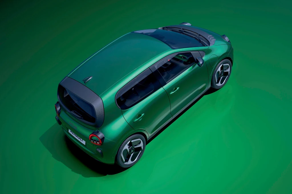 W przeciwieństwie do protoplasty, nowe Twingo jest autem 5-drzwiowym Zielony samochód osobowy widziany z góry na jednolitym, zielonym tle. Pojazd ma nowoczesny design, czarne szyby i wyraźnie zarysowane detale nadwozia.