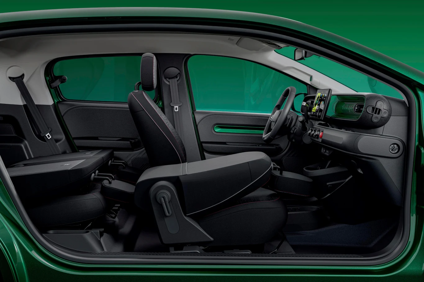 Wnętrze nowoczesnego samochodu osobowego w widoku bocznym, skupiające się na ergonomicznych fotelach, kierownicy i panelu multimedialnym, oraz minimalistycznym wykończeniu deski rozdzielczej.