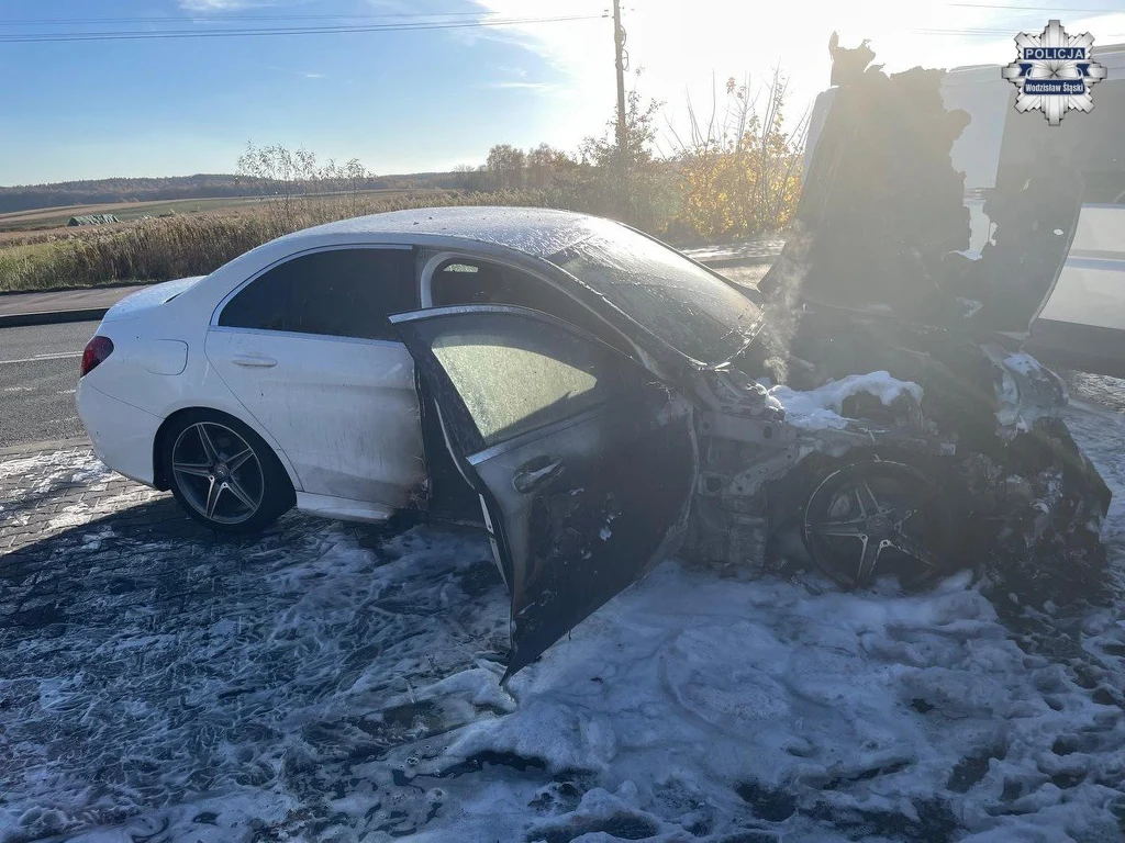 Mercedes samoistnie zapalił się na ul. Mostowej w Wodzisławiu Śląskim Mercedes samoistnie zapalił się na ul. Mostowej w Wodzisławiu Śląskim