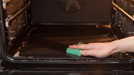 Piekarnik można doczyścić bez szorowania. Pomocne mogą okazać się domowe pasty. 