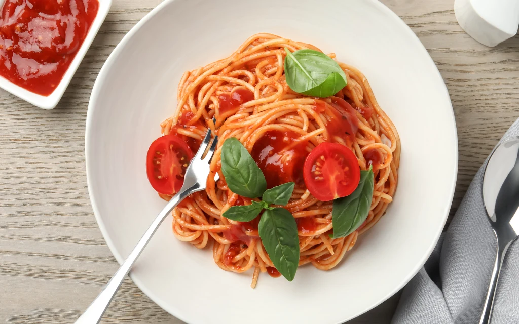 Włoski makaron zrobisz w domu z dwóch składników. Z prostym, pomidorowym sosem smakuje obłędnie