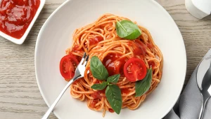 Domowy makaron à la ziti z prostym pomidorowym sosem, czyli kwintesencja włoskiej kuchni w wydaniu Emiliano Castagna