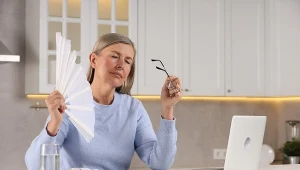 Uderzenia gorąca wyeliminowały dietą. Oto co codziennie jadły