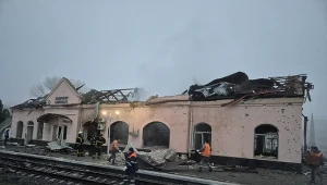 Seria nocnych ataków na Ukrainie. Zniszczono dworzec kolejowy