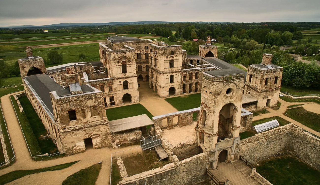 Ruiny zamku Krzyżtopór wciąż zachwycają turystów Ruiny zamku Krzyżtopór wciąż zachwycają turystów