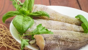 Ma mało ości i sporo kwasów omega-3. Soczysta ryba na piątek