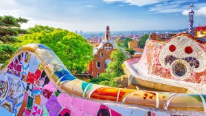 Wakacje w hiszpanii widok na park guell