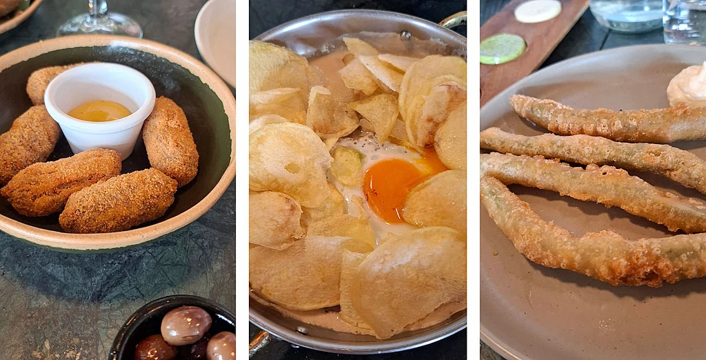 Trzy rodzaje potraw podanych na osobnych talerzach. Po lewej panierowane, smażone przekąski z sosem w miseczce. W środku cienkie chipsy ziemniaczane z żółtkiem jajka. Po prawej wydłużone smażone produkty na talerzu.
