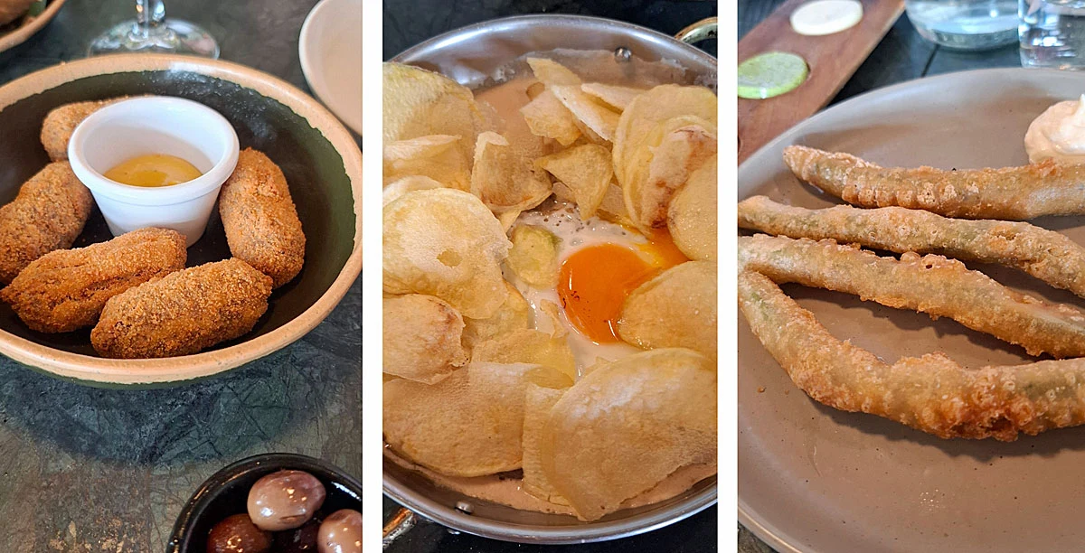 Trzy rodzaje potraw podanych na osobnych talerzach. Po lewej panierowane, smażone przekąski z sosem w miseczce. W środku cienkie chipsy ziemniaczane z żółtkiem jajka. Po prawej wydłużone smażone produkty na talerzu.
