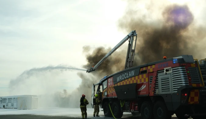 Syreny alarmowe, śmigłowce i gęsty dym nad lotniskiem. To tylko ćwiczenia
