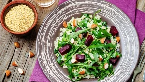 Sałatka z prosem jest sycąca, lekka i zawiera mnóstwo witamin