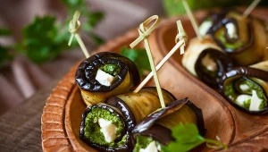 Roladki z bakłażana prezentują się bardzo elegancko na talerzu