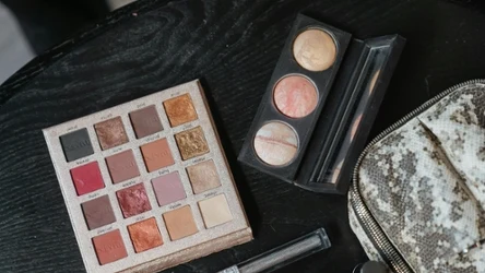Eyeliner zrobisz z cieni do powiek, nie musisz kupować kolejnego kosmetyku