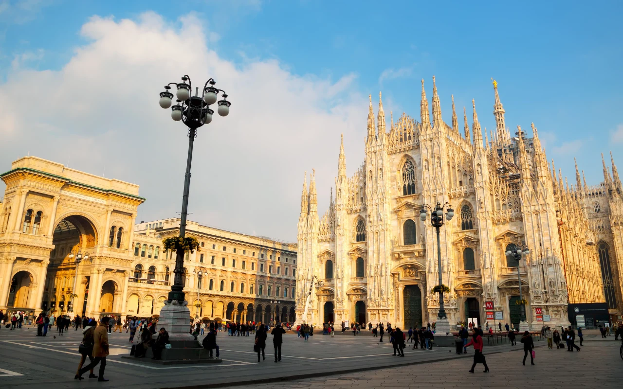 Mediolan zachwyca jesienią. Katedra Duomo w listopadowym słońcu pięknieje