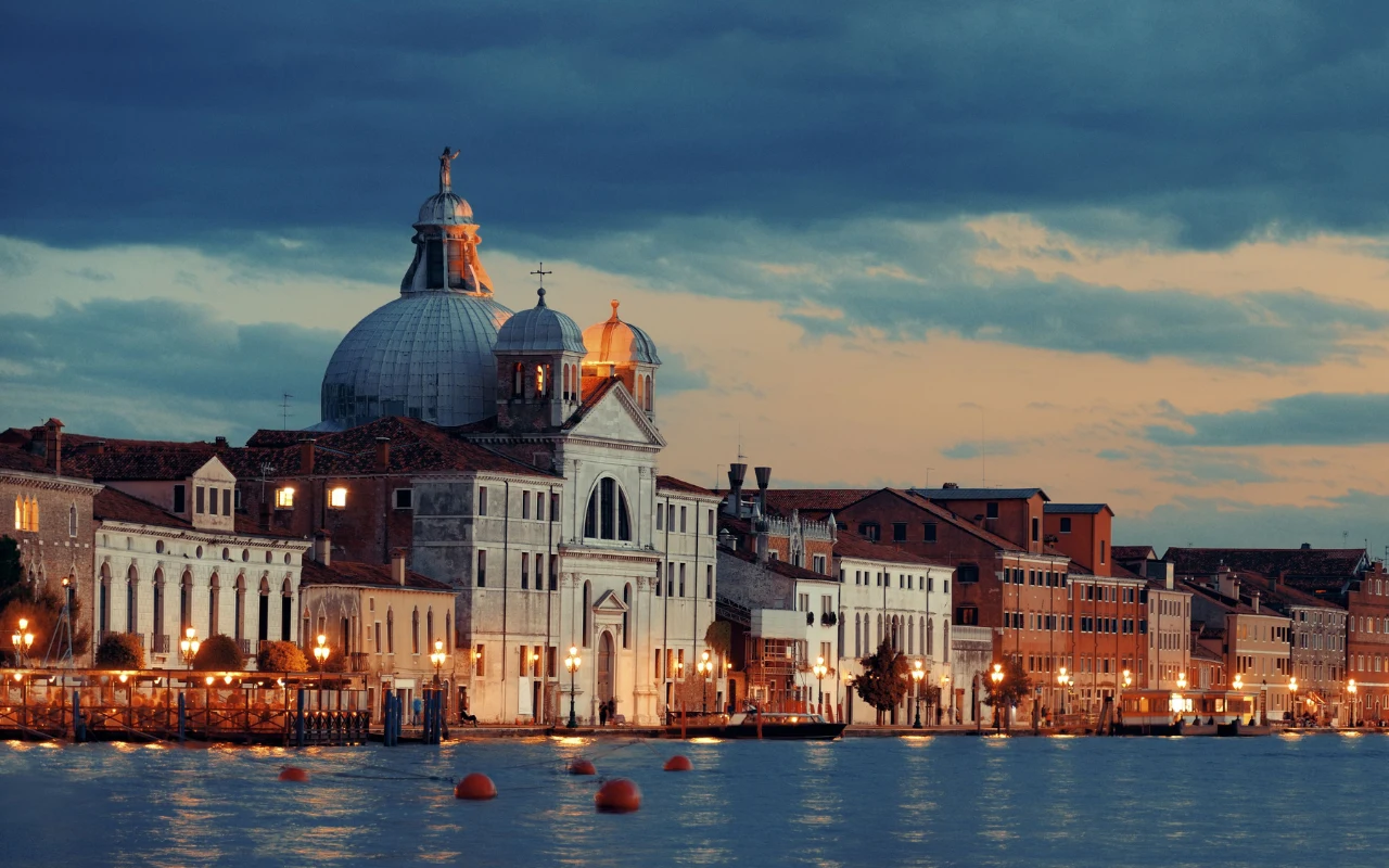 Wenecja jesienią zyskuje zupełnie inny klimat. Niskie ceny i mniej turystów to dodatkowe zalety