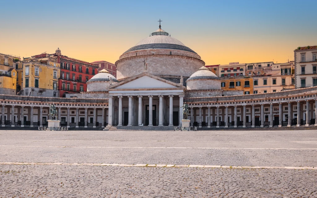 W połowie listopada widokiem Piazza Del Plebiscito w Neapolu można się nacieszyć bez tłumu turystów