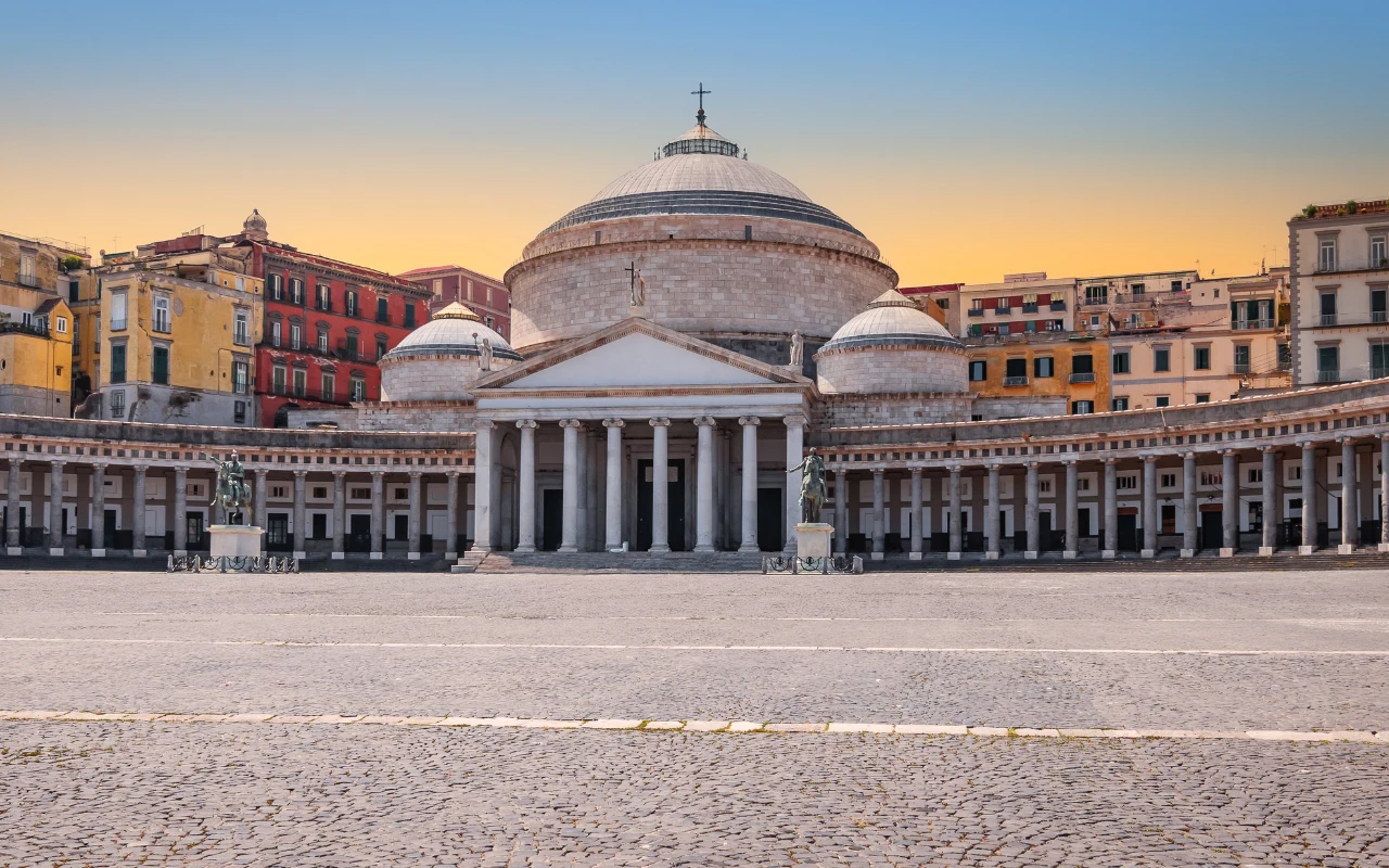 W połowie listopada widokiem Piazza Del Plebiscito w Neapolu można się nacieszyć bez tłumu turystów