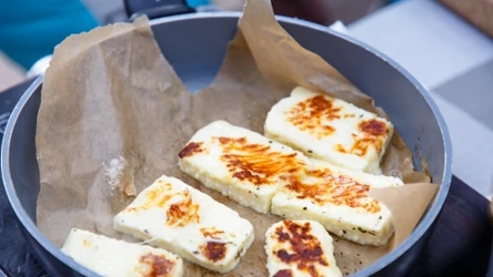 Ser halloumi można przyrządzić na patelni 