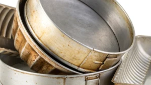 Skończ z szorowaniem. Za piątaka wyczyścisz nawet stare blachy na błysk