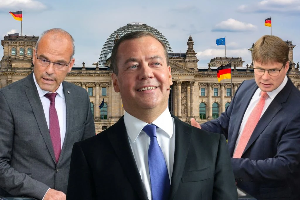 Posłowie z AfD planują podróż do Rosji i spotkanie z Dmitrijem Miedwiediewem Trzej mężczyźni w garniturach na tle budynku parlamentu niemieckiego z flagami Niemiec i Unii Europejskiej. Centralna postać uśmiechnięta, pozostali spoglądają w różnych kierunkach, atmosfera oficjalna.